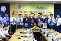 Ông Tô Mạnh Cường, Tổng giám đốc MobiFone (ở giữa, bên trái) và ông giám đốc Tổng công ty Bảo hiểm PVI (ở giữa, bên phải) ký kết Thỏa thuận hợp tác