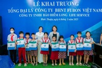 Nhân dịp khai trương, Fubon Life Việt Nam dành tặng vở cho học sinh Tiểu học-Trung học Phan Rí Cửa 