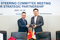 Ông Nguyễn Huy Quang, Chủ tịch HĐQT VBI chụp ảnh kỷ niệm cùng ông Han Jae-Weon - Phó tổng giám đốc HMFI