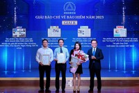 Nhà báo Kim Lan, Báo Đầu tư (thứ 2 từ phải qua) nhận giải B từ Ban tổ chức. Ảnh: BTC