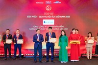 Đại diện Lãnh đạo Bảo hiểm VietinBank (VBI) nhận bằng khen và cúp của Ban tổ chức
