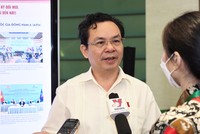 ĐBQH Hoàng văn Cường trả lời phỏng vấn báo chí bên hành lang Quốc hội chiều 30/5 (ảnh: M.M)