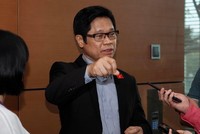 ĐBQH Vũ Tiến Lộc trả lời phỏng vấn bên hành lang Quốc hội chiều 2/6 (ảnh: M.M)