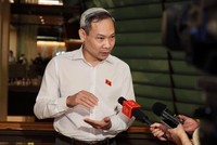 ĐBQH Phan Đức Hiếu trả lời phỏng vấn ở hành lang Quốc hội sáng 3/6 (ảnh: Minh Minh)