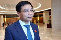 Bộ trưởng Bộ Giao thông Vận tải trả lời báo chí bên hành lang Quốc hội chiều 21/10.