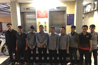 09 đối tượng bị bắt tạm giam trong vụ cưỡng đoạt tài sản, tổ chức đánh bạc và đánh bạc tại Hà Nội (Ảnh: CAHN cung cấp)