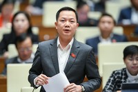 Đại biểu Quốc hội Trịnh Xuân An phát biểu thảo luận tại Hội trường sáng 7/1