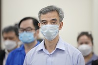 Cựu Giám đốc Bệnh viện Tim Hà Nội Nguyễn Quang Tuấn tại phiên xử sáng 18/4 (Ảnh: Danh Lam)
