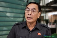 Đại biểu Quốc hội Phạm Văn Hoà (đoàn Đồng Tháp) trả lời báo Đầu tư Chứng khoán bên hành lang Quốc hội (Ảnh: M.Minh)