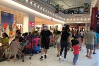 Trung tâm thương mại Aeon Long Biên tấp nập khách "trốn nóng" trong ngày 3/6 (Ảnh: Nguyên Trang)