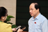 Đại biểu Trương Xuân Cừ (đoàn Hà Nội) trả lời báo chí bên hành lang Quốc hội - Ảnh: M.M