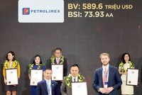Đại diện Brand Finance trao chứng nhận “Top 100 thương hiệu giá trị nhất Việt Nam năm 2023” tới đại diện Petrolimex 