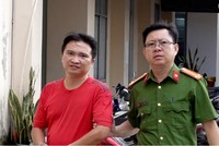 Lực lượng Công an áp giải Lê Hoàng Vũ về nơi giam giữ (Ảnh: CA An Giang)