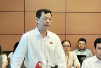 Giám đốc Bệnh viện Chợ Rẫy Nguyễn Tri Thức phát biểu tại họp tổ Quốc hội sáng 24/10.