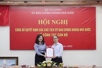 Bà Vũ Thị Chân Phương, Chủ tịch UBCKNN trao quyết định bổ nhiệm cho ông Phạm Hồng Giang.