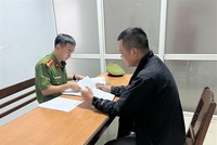 Cán bộ công an làm việc với đối tượng Nguyễn Thái Điền (Ảnh: BCA)