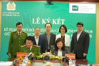 Chủ tịch UBCKNN Vũ Thị Chân Phương và Đại tá Vũ Văn Tấn, ký Kế hoạch phối hợp triển khai Đề án 06 giữa hai đơn vị.