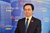 ĐBQH Hoàng Văn Cường trả lời phỏng vấn báo Đầu tư Chứng khoán bên hành lang Quốc hội sáng 15/1 (Ảnh: M.Minh)