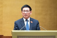 Bộ trưởng Bộ Tài chính Hồ Đức Phớc trình bày dự thảo Nghị quyết sáng 16/1 (Ảnh: quochoi.vn)