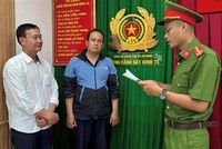 Các bị can Hồ Việt Tân, Bùi Huỳnh Bá Phước nghe đọc lệnh khởi tố (Ảnh: BCA)