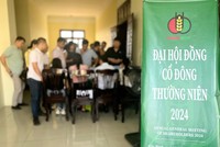 Cổ đông làm thủ tục đăng ký dự ĐHĐCĐ 2024 của Dabaco tại TP Bắc Ninh sáng 27/4 (Ảnh: M.Minh)
