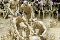 Độc đáo lễ hội vật cầu bùn ở Bắc Giang