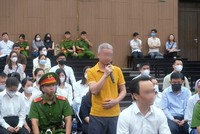 Bị cáo Lê Văn Tuấn (áo vàng) trình bày trước Toà sáng 24/7.