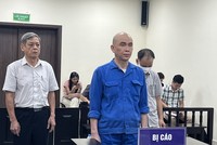 Các ông Lê Huy Lân (áo xanh), Lê Văn Khương (bên trái) và Nguyễn Xuân Phong tại phiên toà ngày 9/8/2024