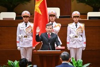 Chánh án Toà án nhân dân tối cao Lê Minh Trí tuyên thệ nhậm chức chiều 26/8 (Ảnh: quochoi.vn)