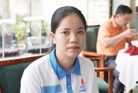 Em Vũ Minh Phúc, SV năm thứ 3 Khoa Kinh tế quốc tế, chuyên ngành Thương mại và Logistic, Học viện Chính sách Việt Nam, người 3 năm liền được nhận học bổng Swing for the Kids của báo Đầu tư (Ảnh: M.Minh)