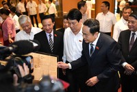 Chủ tịch nước Lương Cường và Chủ tịch Quốc hội Trần Thanh Mẫn (người thứ 3,4 từ trái sang) tham quan triển lãm Nhật báo Quốc hội sáng 23/10 (Ảnh: Như Ý)