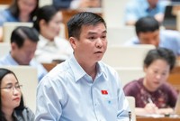 Đại biểu Hà Sỹ Huân (đoàn Bắc Kạn) phát biểu tại buổi thảo luận sáng 1/11