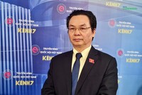 Đại biểu Hoàng Văn Cường trao đổi với báo chí bên hành lang Quốc hội sáng 5/11.