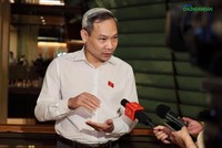 Ông Phan Đức Hiếu trả lời báo chí bên hành lang Quốc hội (Ảnh: M.Minh)