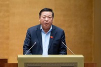 Bộ trưởng Bộ Xây dựng Trần Hồng Minh trình bày dự thảo Nghị quyết sáng 20/5 (Ảnh: QH)