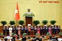 Tổng Bí thư Tô Lâm thay mặt các đại biểu Quốc hội khóa XVI tặng hoa chúc mừng Chủ tịch Quốc hội Trần Thanh Mẫn, các Phó Chủ tịch Quốc hội và Ủy viên Ủy ban Thường vụ Quốc hội (Ảnh: TTXVN)