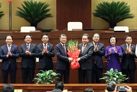 Chủ tịch Quốc hội Trần Thanh Mẫn tặng hoa chúc mừng Thủ tướng Lê Minh Hưng và 6 Phó Thủ tướng Chính phủ nhiệm kỳ 2026-2031 - Ảnh: Chinhphu.vn