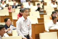 Đại biểu Nguyễn Khánh Ngọc (đoàn Đà Nẵng) phát biểu tại hội trường chiều 11/4 