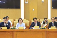 Thứ trưởng Bộ Xây dựng Nguyễn Tường Văn (người thứ 3 từ trái sang) tại buổi tiếp Đoàn doanh nghiệp thuộc Hội đồng Kinh doanh Hoa Kỳ - ASEAN sáng 16/4