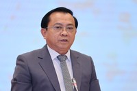 Thứ trưởng Bộ Tài chính Lê Tấn Cận trả lời báo chí tại họp báo Chính phủ tối 4/5