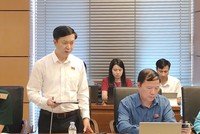 Đại biểu Nguyễn Hoàng Tùng, đoàn ĐBQH tỉnh Lạng Sơn phát biểu tại tổ sáng 5/8