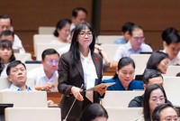 Đại biểu Trịnh Thị Tú Anh (đoàn Lâm Đồng) thảo luận tại hội trường Quốc hội sáng 9/8.