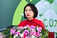 Bà Nguyễn Thị Thu Hà, Giám đốc Trường Đào tạo cán bộ kiêm Phó trưởng ban Chỉ đạo ESG - Agribank trình bày tham luận tại Hội thảo sáng 14/10. Ảnh: Dũng Minh