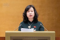 Bộ trưởng Bộ Y tế Đào Hồng Lan trình bày Tờ trình tóm tắt về dự án Luật An toàn thực phẩm (sửa đổi) sáng 24/10.