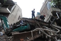 Đã đưa nạn nhân cuối cùng khỏi ngôi nhà sập tại phố Cửa Bắc