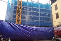 Hiện trường vụ sập giàn giáo được lượng công an, bảo vệ dân phố phong toả