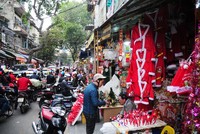Những ngày này phố Hàng Mã rất đông đúc người mua sắm