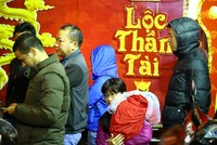 Đưa cả con nhỏ đi mua vàng từ sáng sớm trong ngày vía Thần Tài tại Hà Nội