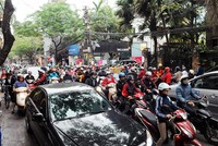 Các phương tiện giao thông ùn tắc trên đường Thụy Khuê, Nguyễn Đình Thi sáng nay