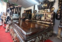 Sập gụ khảm trai giá hơn 1 tỷ đồng tại Hội chợ Nông sản 